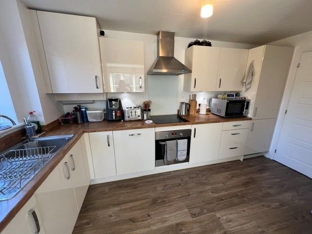 Property photo 3 of 11 Kitchen