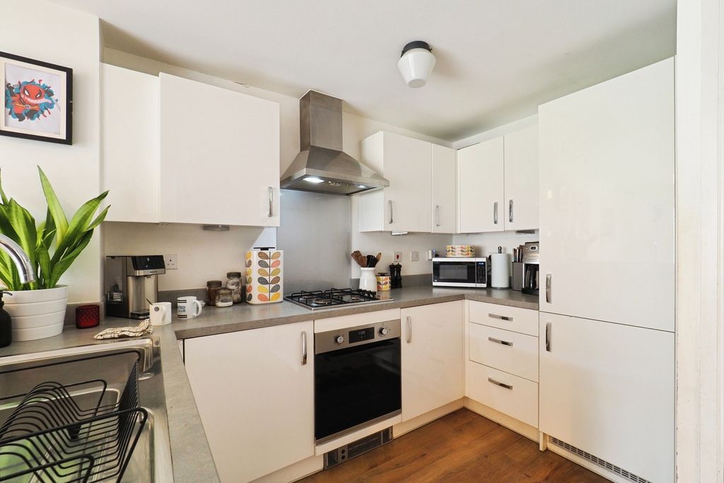 Property photo 3 of 18 Kitchen