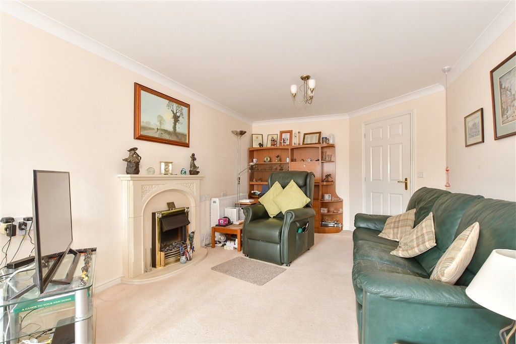 Property photo 3 of 8 Lounge