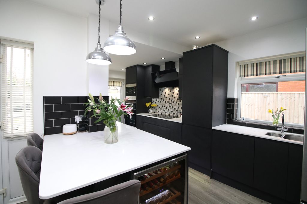 Property photo 2 of 25