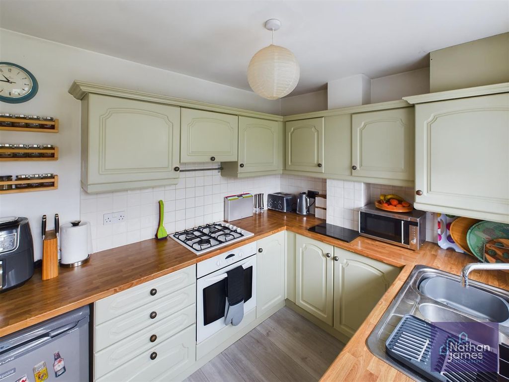 Property photo 3 of 19 Kitchen
