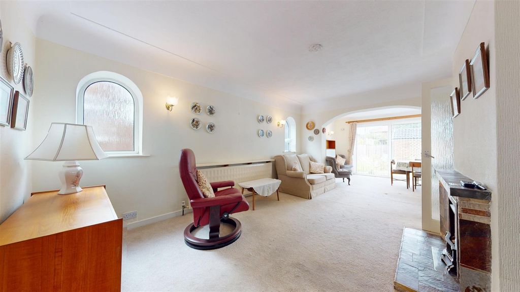 Property photo 2 of 24 Longwood Close Reception Room