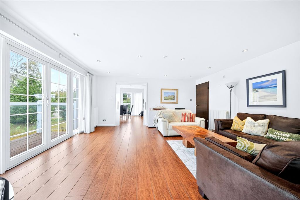 Property photo 1 of 13 Lounge