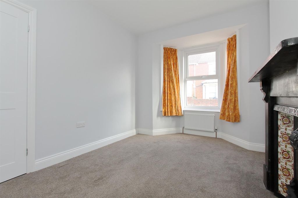Property photo 3 of 18 159 Devizes Road Ph19.Jpg