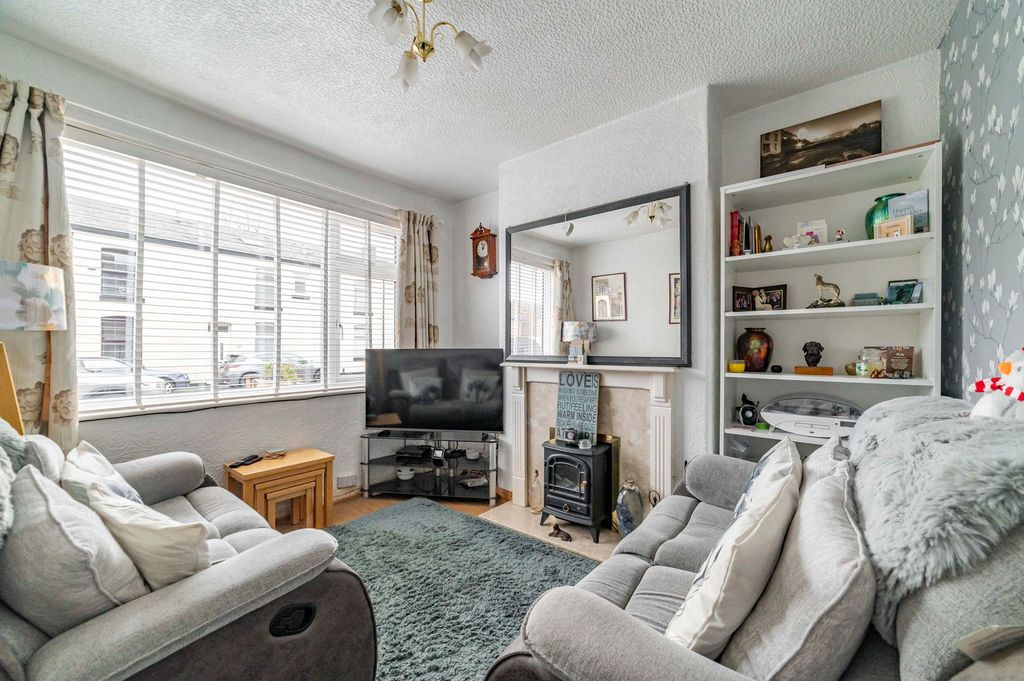 Property photo 2 of 18