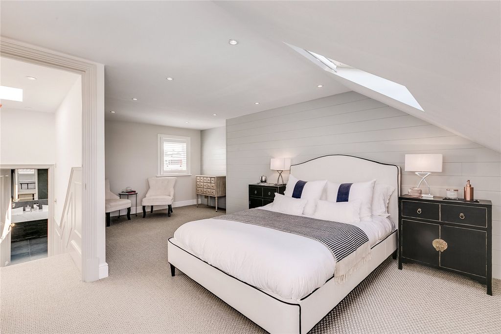 Property photo 2 of 12 Bedroom