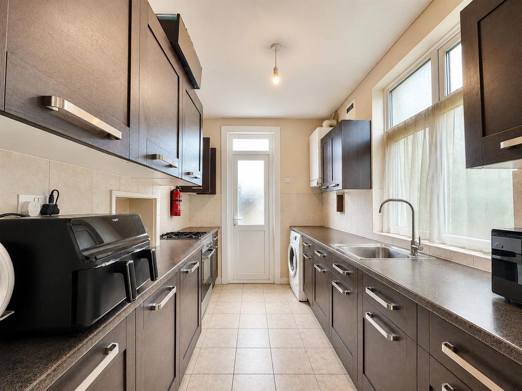 Property photo 2 of 10 Kitchen