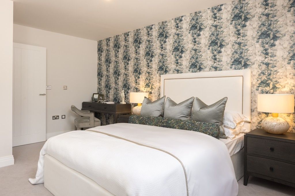 Property photo 2 of 8 Brooklands Grove, Weybridge