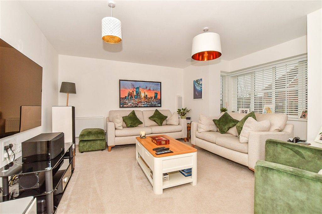 Property photo 3 of 18 Lounge