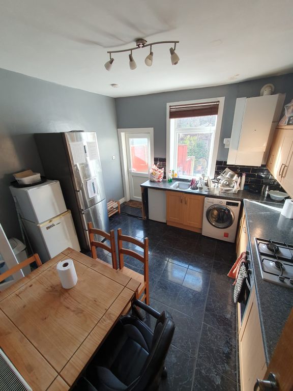 Property photo 1 of 3 17 Limpsfield, Sheffield, S9 1Bj