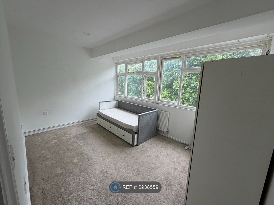 Property photo 2 of 8 Lounge/Bedroom