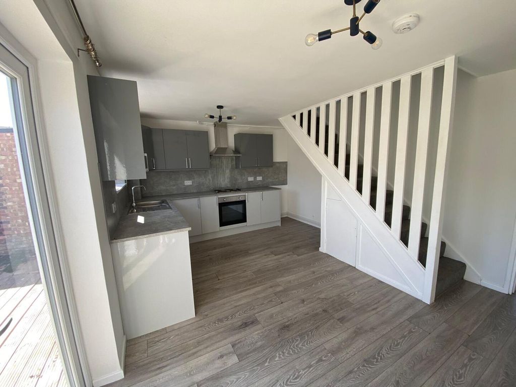 Property photo 3 of 11 Kitchen