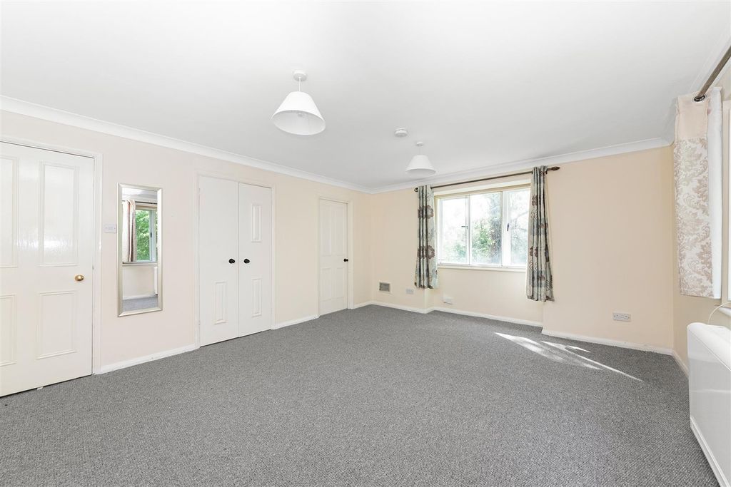 Property photo 3 of 10 Studio