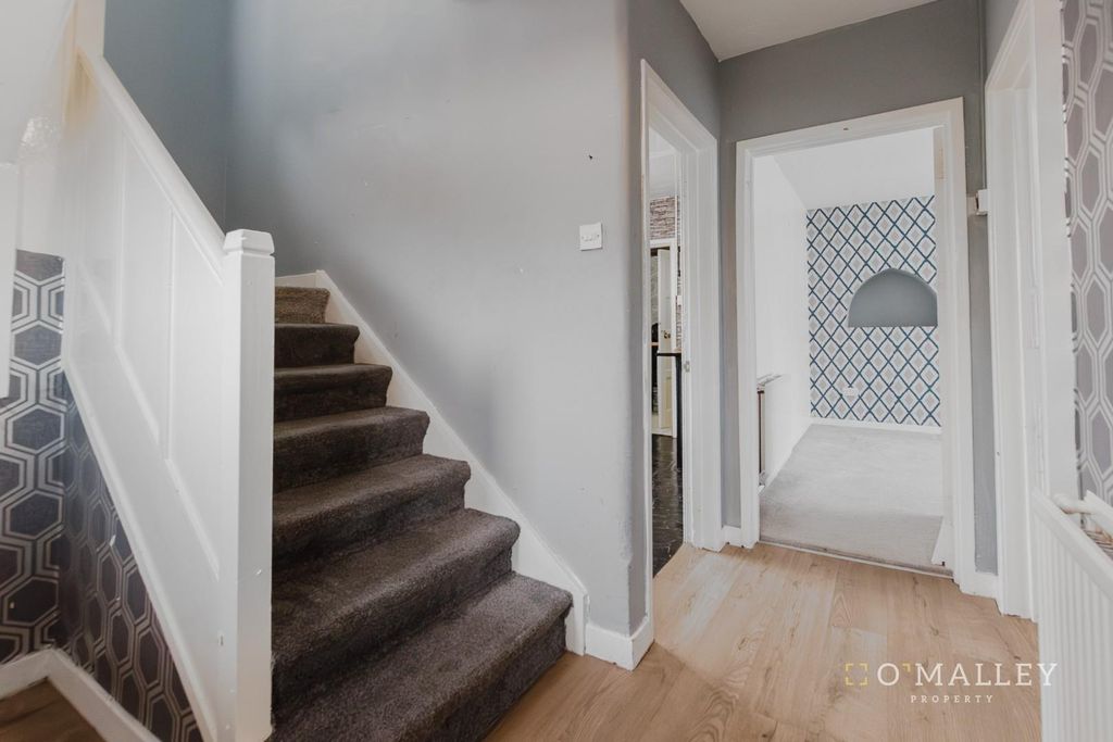 Property photo 2 of 18 Hallway