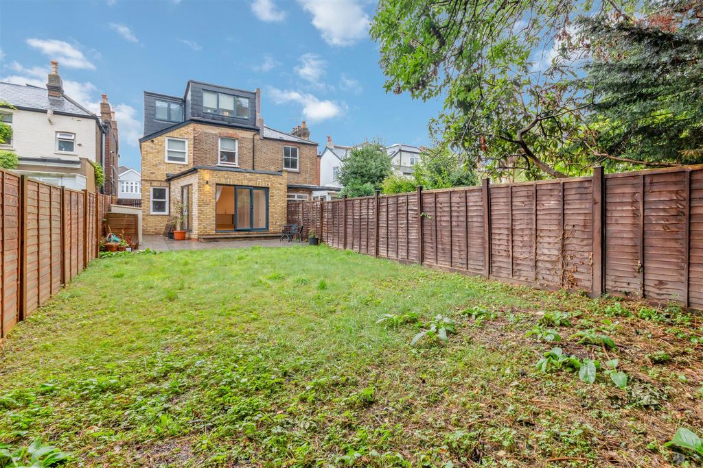 Property photo 1 of 12 South Facing Rear Garden