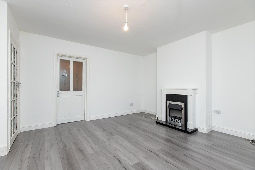 Property photo 3 of 14 Approach