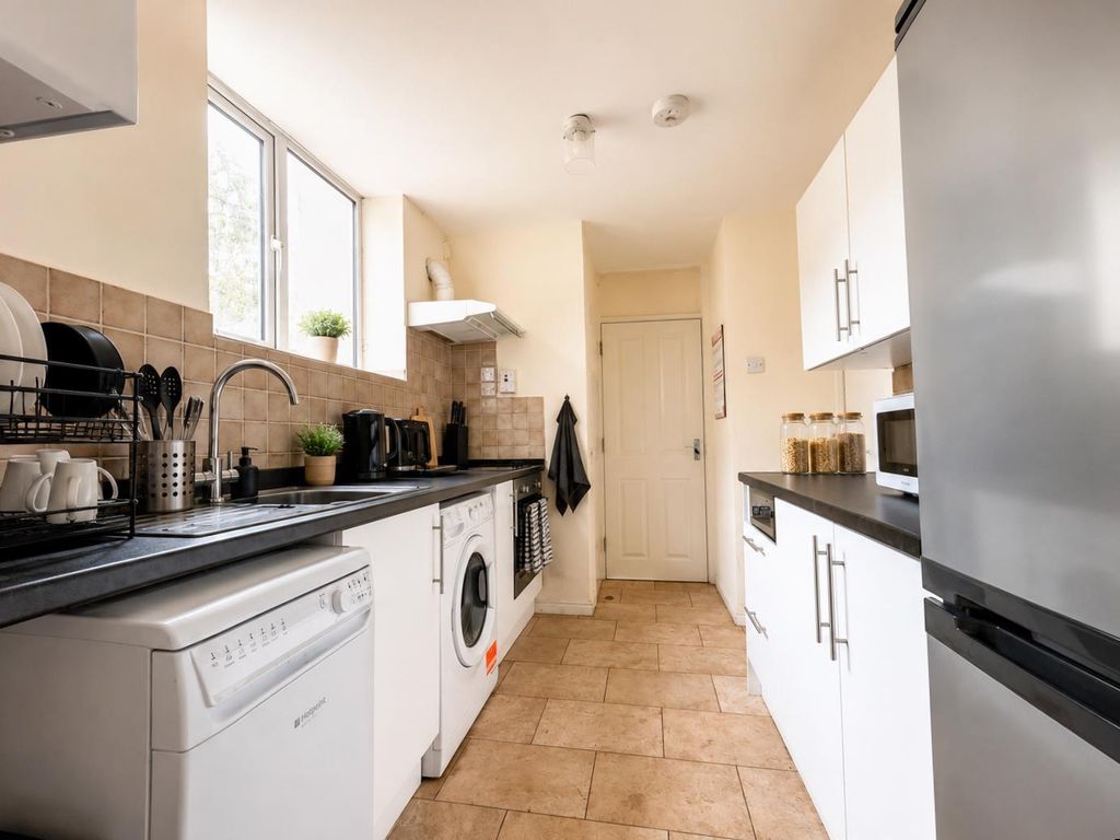 Property photo 2 of 10 Kitchen