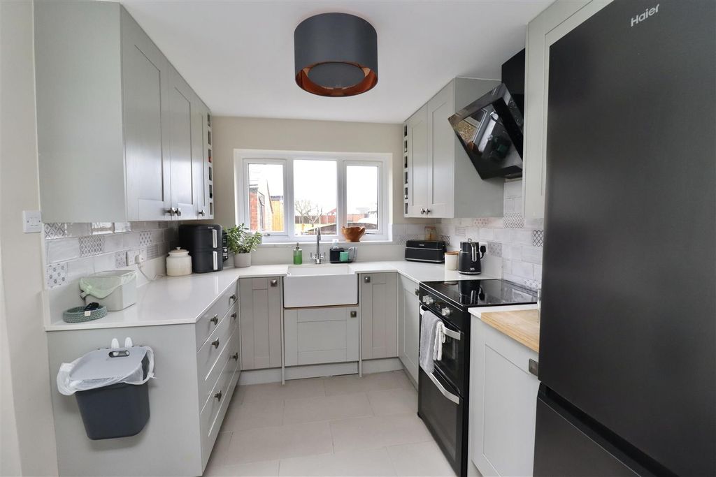 Property photo 3 of 16 Kitchen