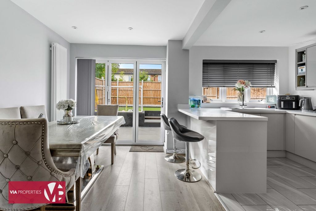 Property photo 3 of 19 70 Davison Drive Cheshunt Waltham Cross En8 0Sx Via Properties E