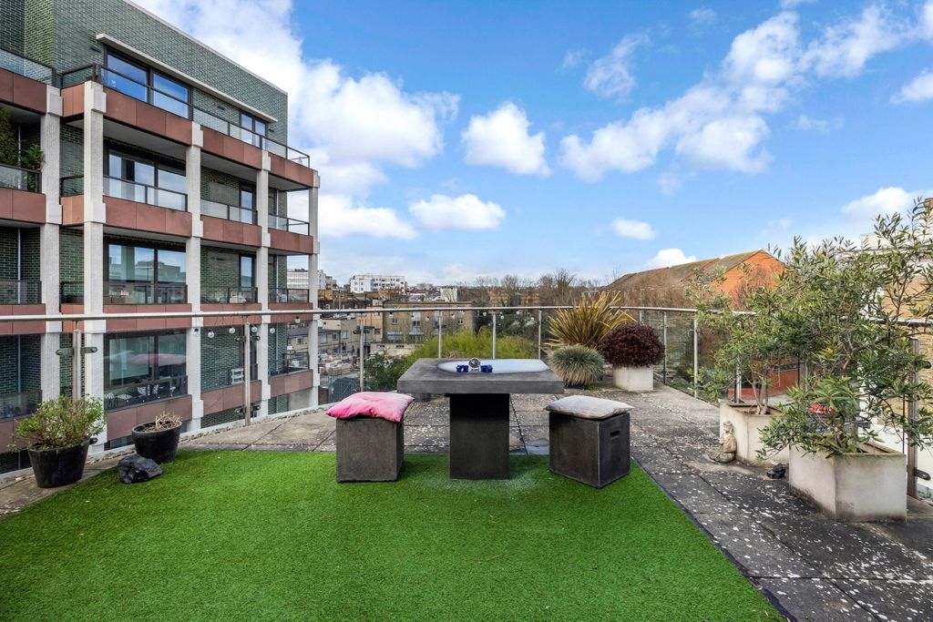 Property photo 2 of 17 Picture No. 12