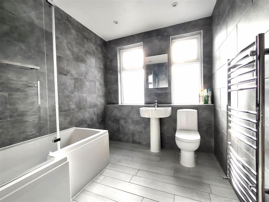 Property photo 2 of 10 Bathroom 1A.Jpg