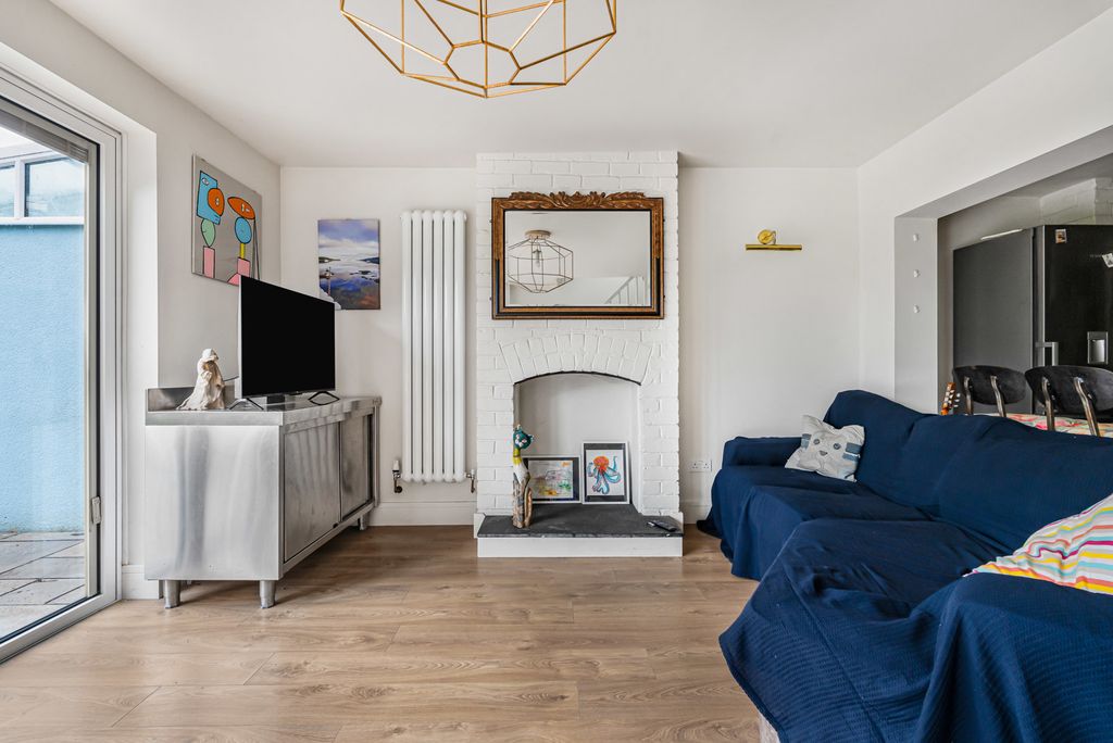 Property photo 1 of 19 Sitting Room