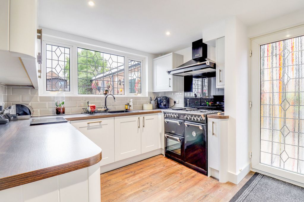 Property photo 2 of 25