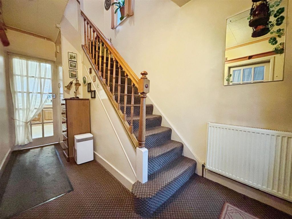 Property photo 2 of 21 Entrance Hall