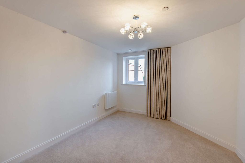 Property photo 2 of 9 Bedroom