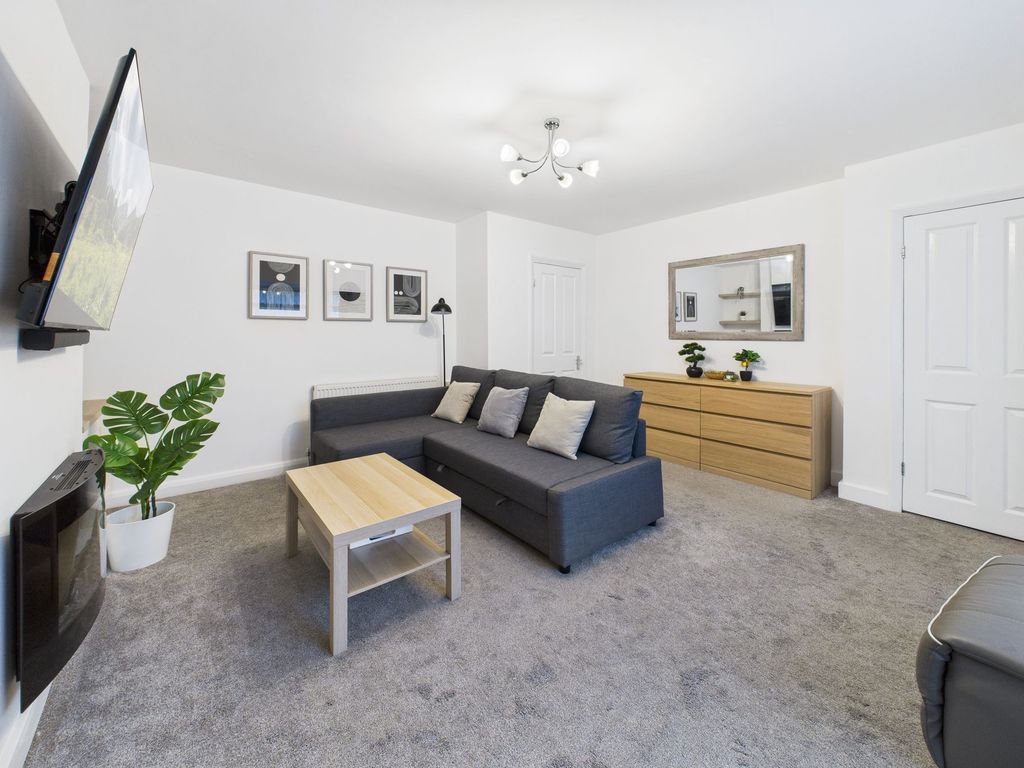 Property photo 3 of 20 Lounge