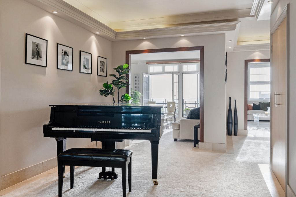 Property photo 3 of 19 Entrance Hall