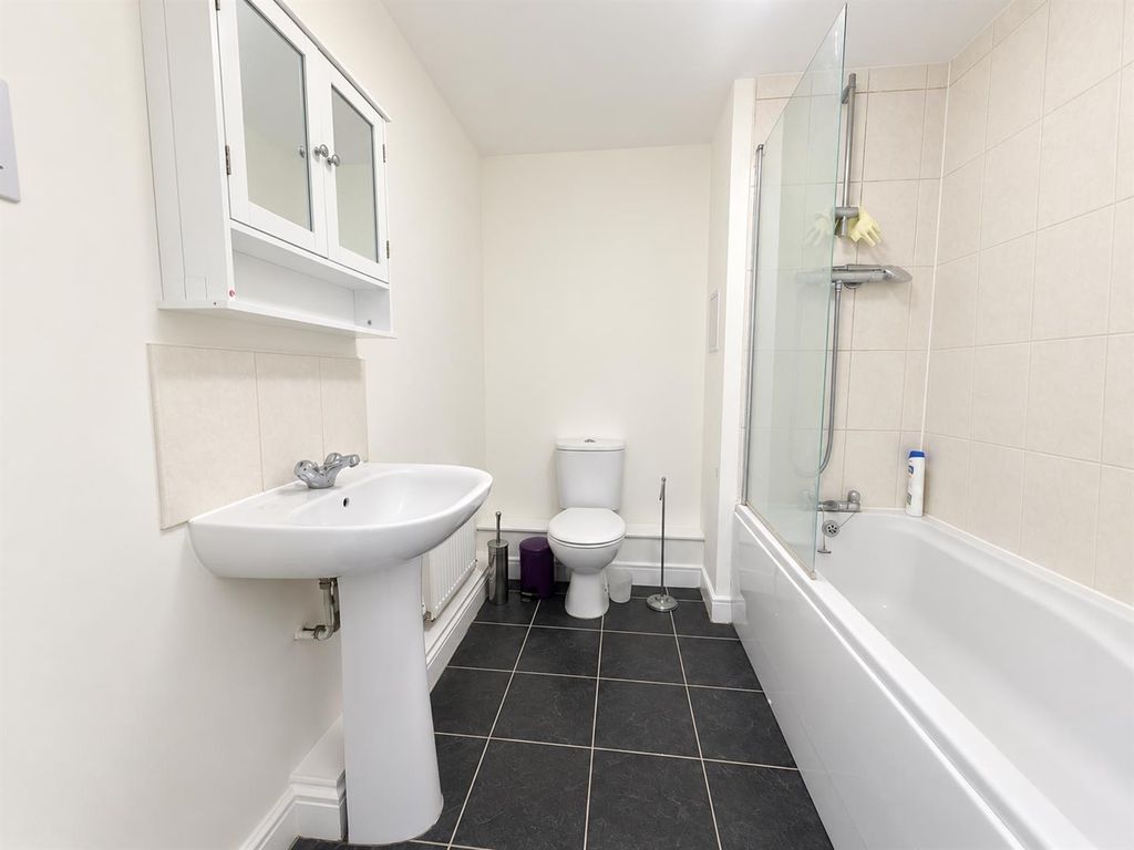 Property photo 3 of 8 Bathroom