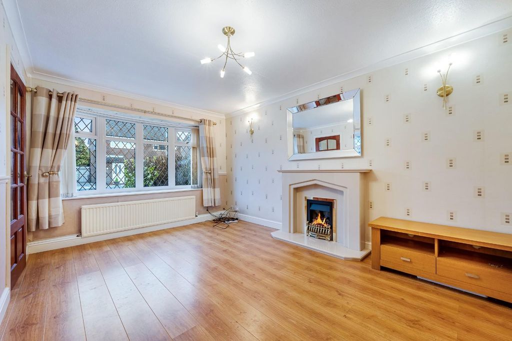 Property photo 3 of 25 156 Thornham Drive Hdr-24.Jpg