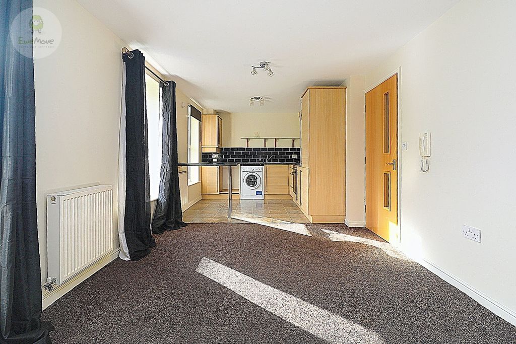 Property photo 3 of 11 72-Mallard-Close_00001