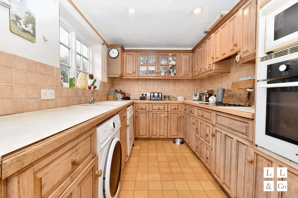 Property photo 3 of 18 Kitchen