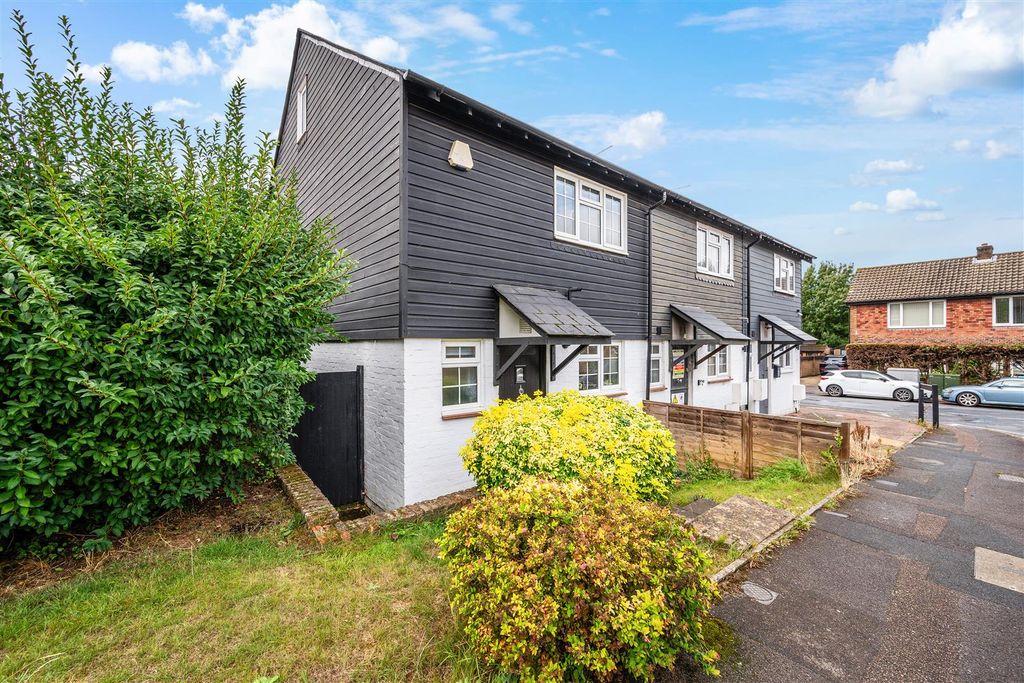 Property photo 1 of 13 Middle Close (12).Jpg