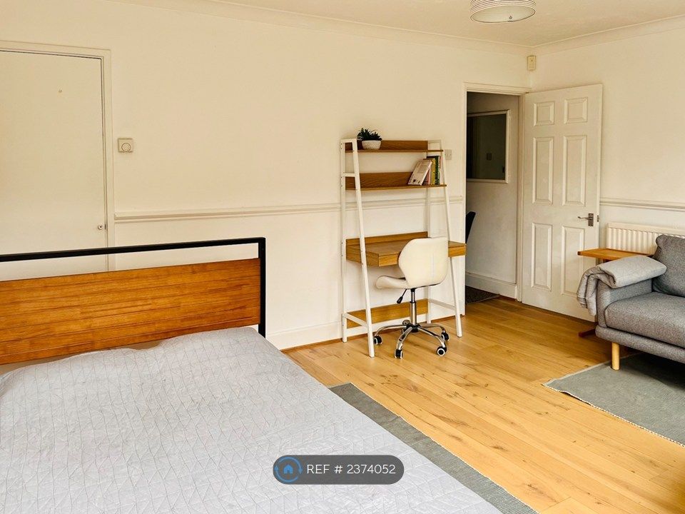 Property photo 2 of 22 Bed 1/Living Room