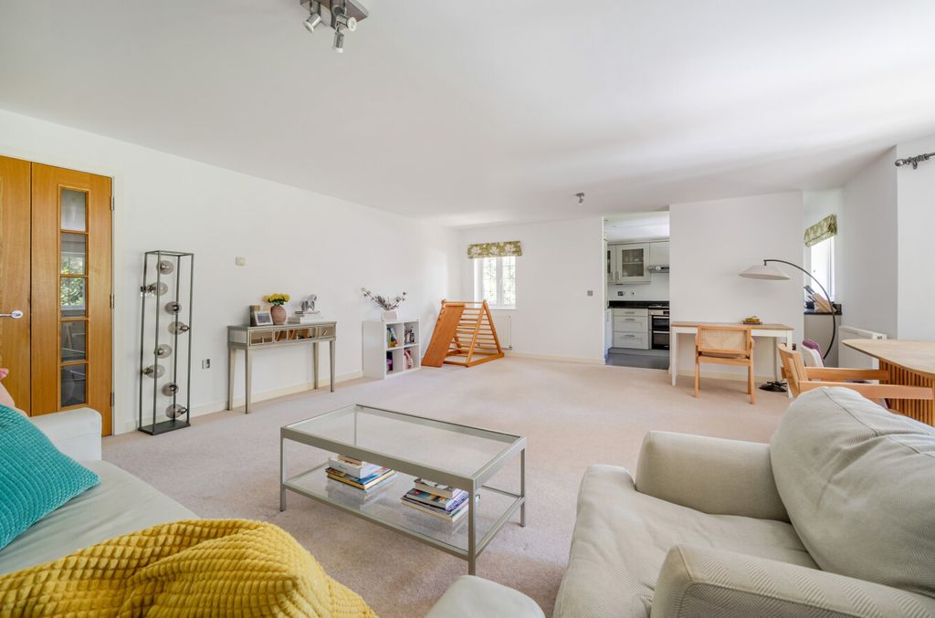 Property photo 2 of 19 1455492-8-6A031Bf...