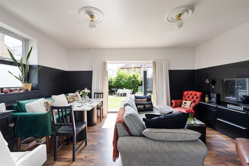Property photo 2 of 35 St Georges Road, E10