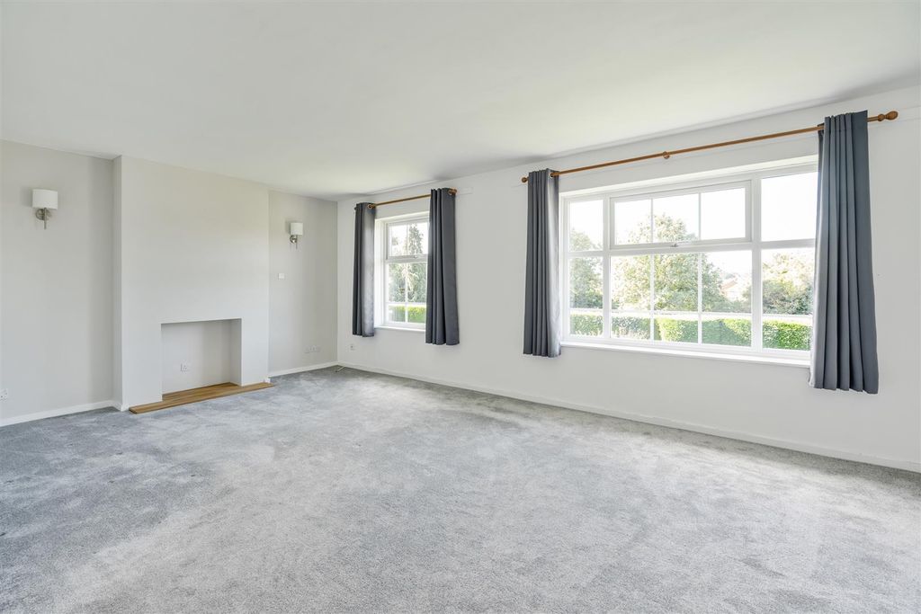 Property photo 3 of 12 57 St Lawrence Close_2.Jpg