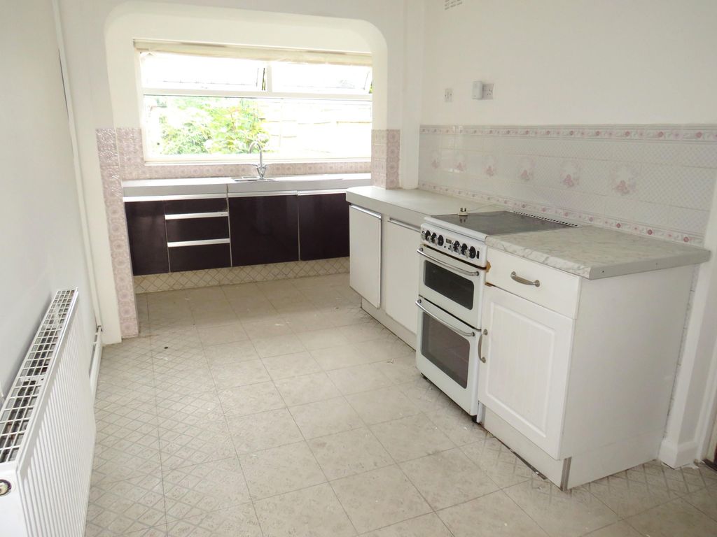 Property photo 3 of 9 Kitchen