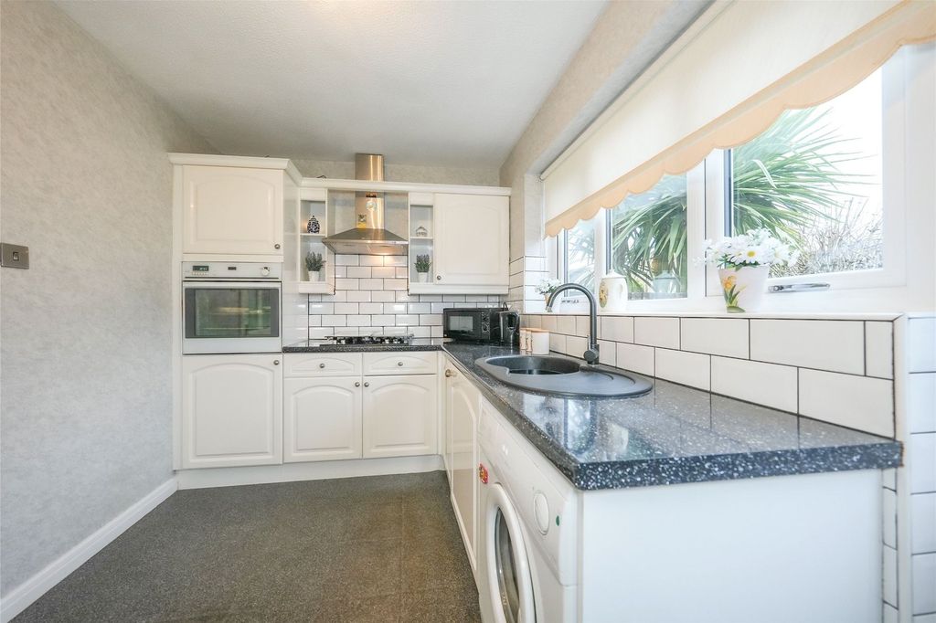 Property photo 3 of 10 Kitchen