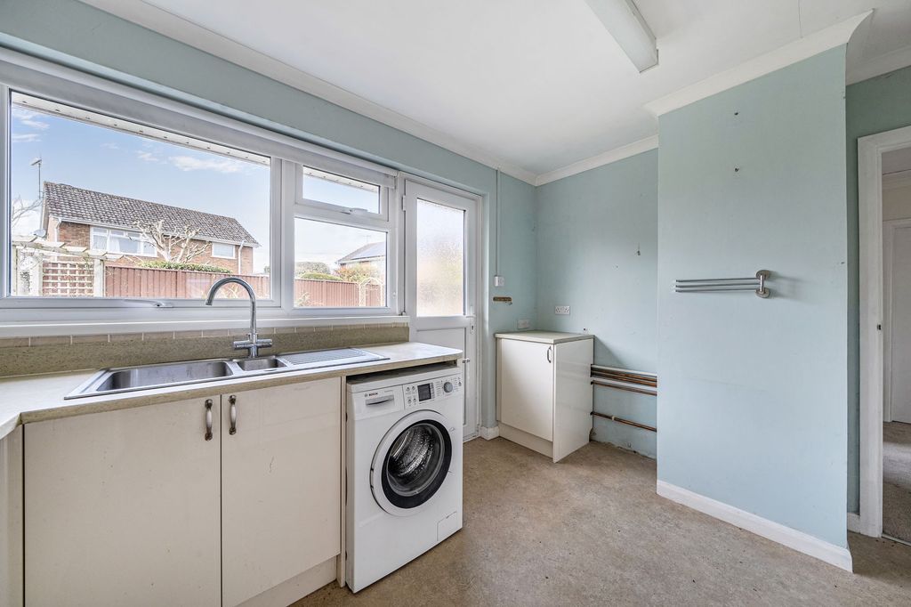 Property photo 3 of 17 Fitted Kitchen