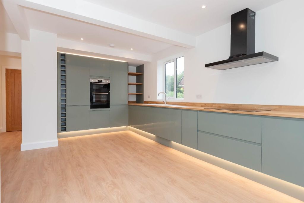 Property photo 3 of 31 46 Warren Way_14.Jpg