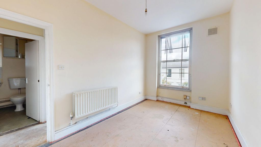 Property photo 2 of 9 Flat B, 76 Lenthall Road, Hackney, London, E8 3Jn