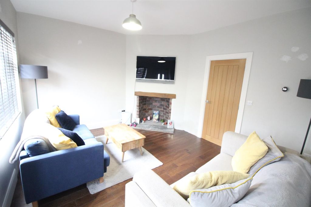 Property photo 3 of 9 Lounge