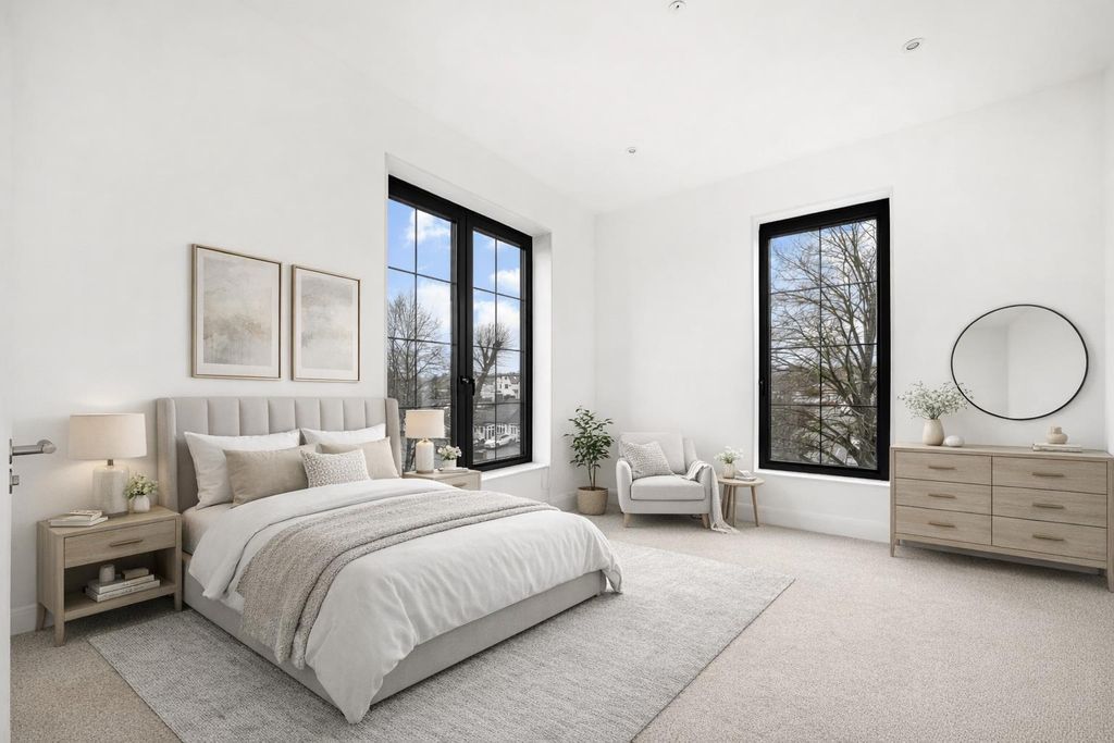 Property photo 3 of 10 Main Bedroom.Png