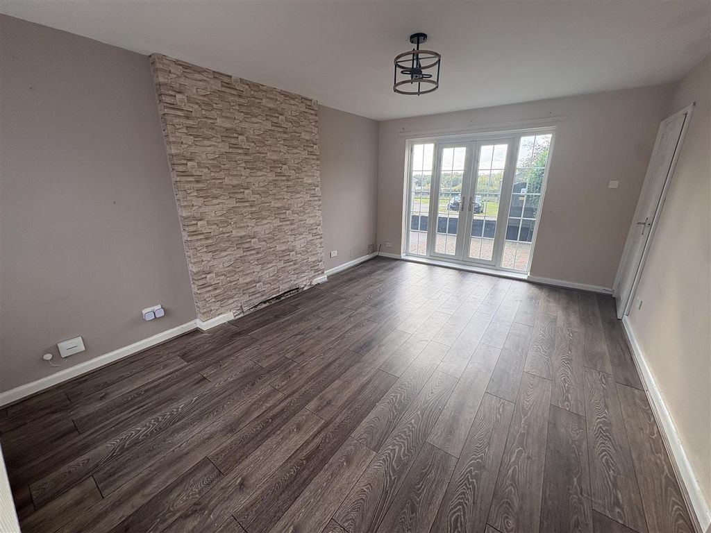 Property photo 3 of 21 Living Room