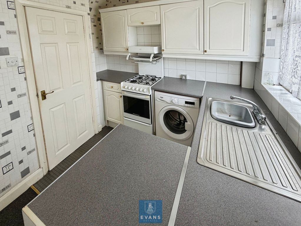 Property photo 3 of 11 Kitchen