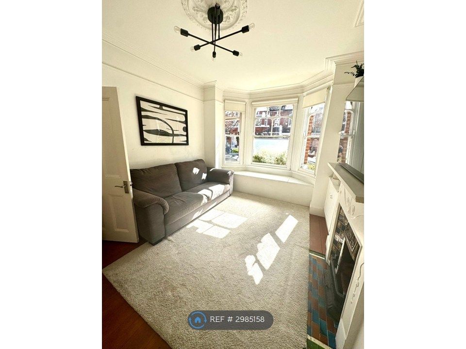 Property photo 1 of 11 Living Room 2/2